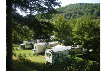 Le camping municipal a des emplacments bien délimités et ombragés. 